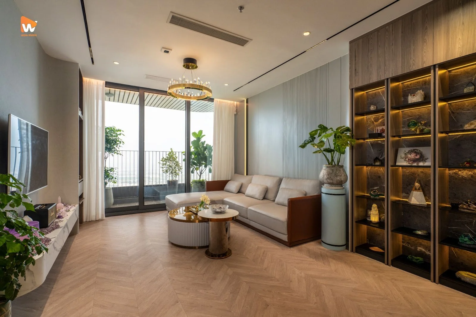 Phòng khách tinh tế với ánh sáng tự nhiên và nội thất hiện đại – nơi khởi nguồn cho những phút giây gắn kết gia đình.