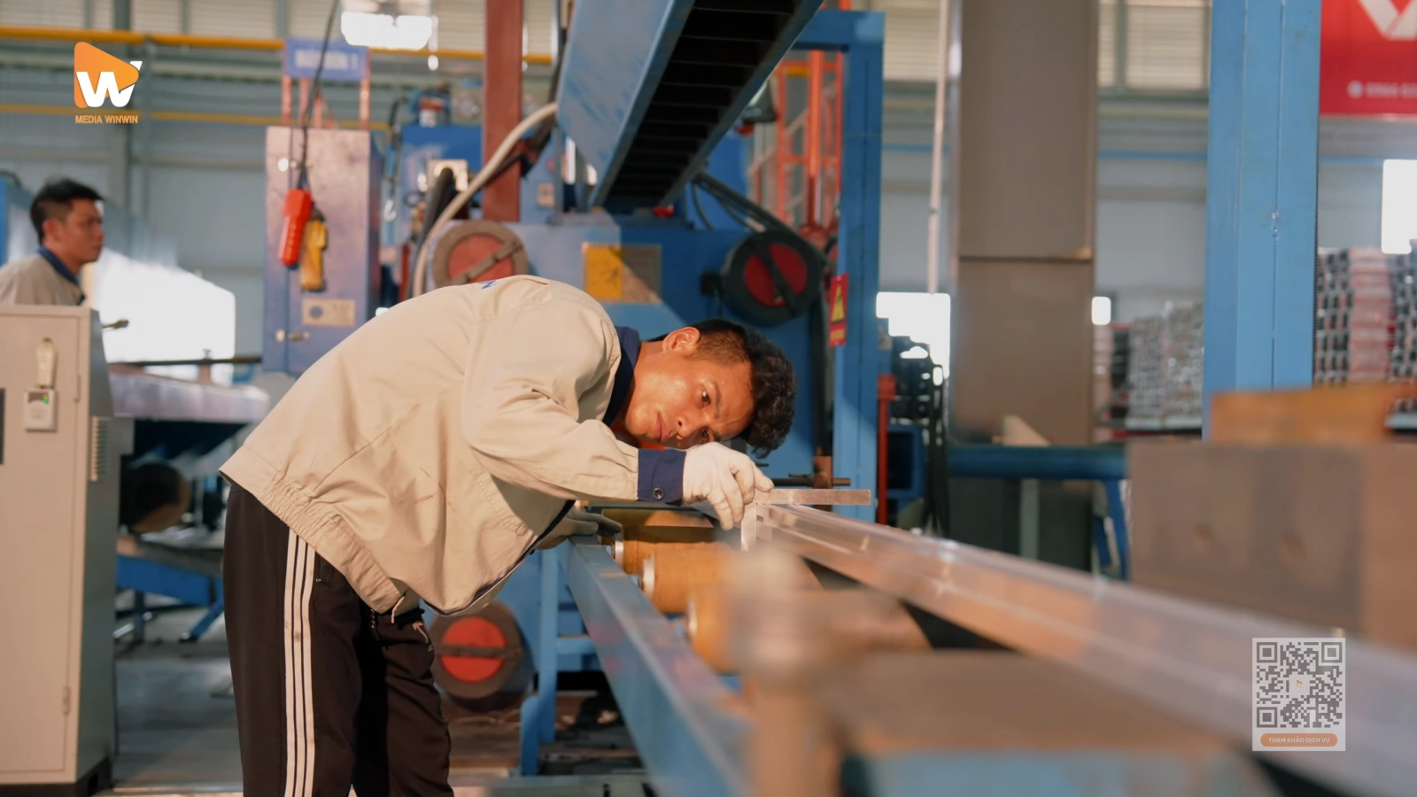 Ảnh trong nhà máy sản xuất nhôm - Rolan
