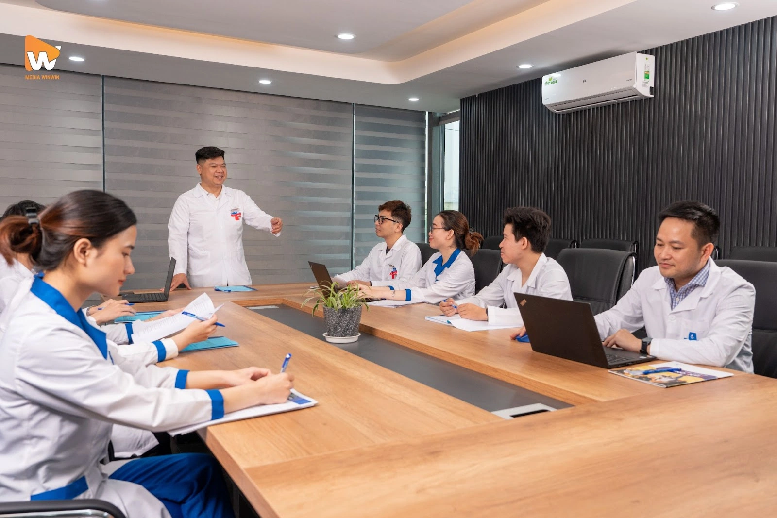 Check kỹ profile của studio để không phải hối hận khi chụp ảnh profile doanh nghiệp