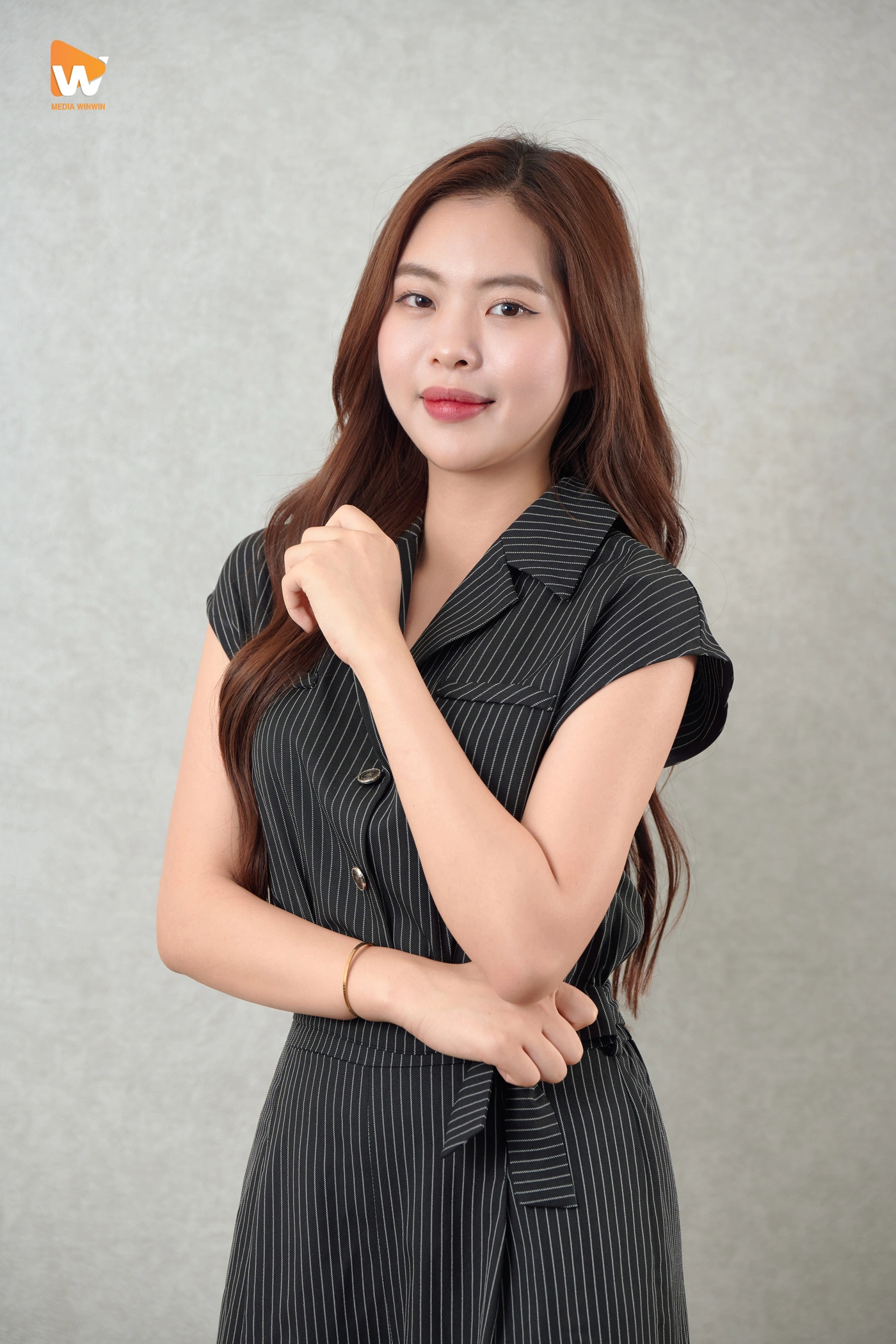 Tạo dáng chụp ảnh doanh nhân nữ