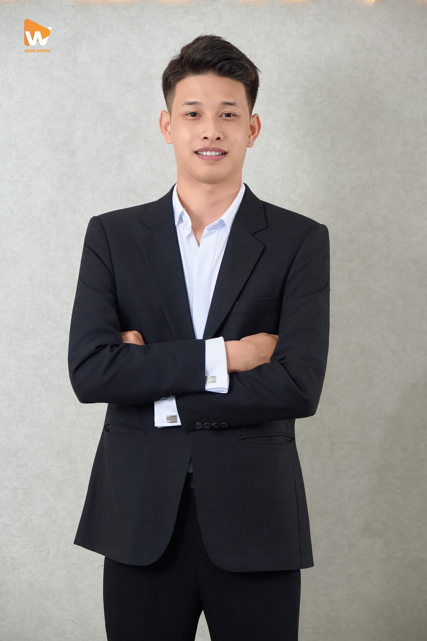 Tạo dáng chụp ảnh doanh nhân nam