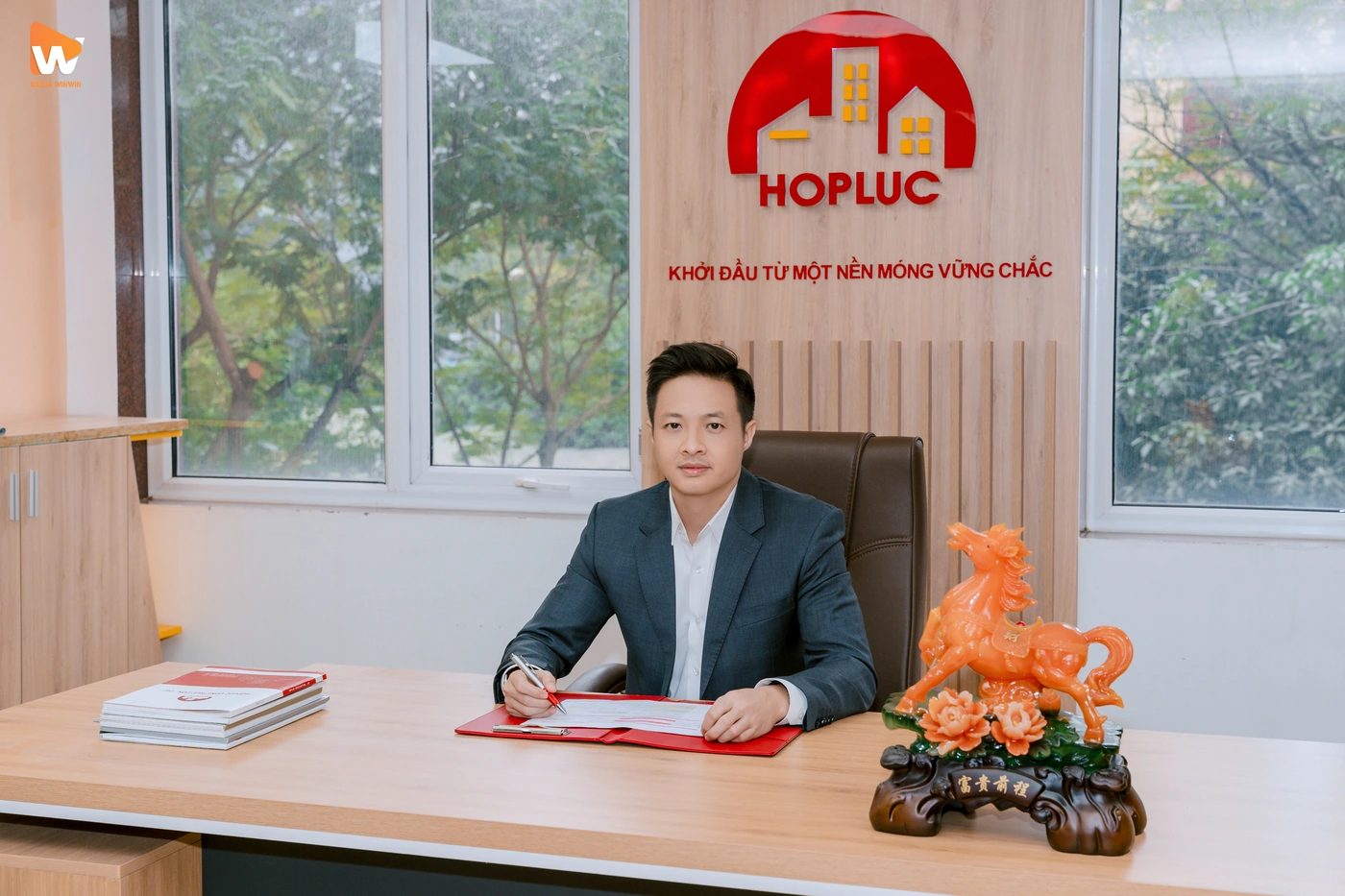 Vì sao cách tạo dáng chụp ảnh doanh nhân được tìm kiếm nhiều?