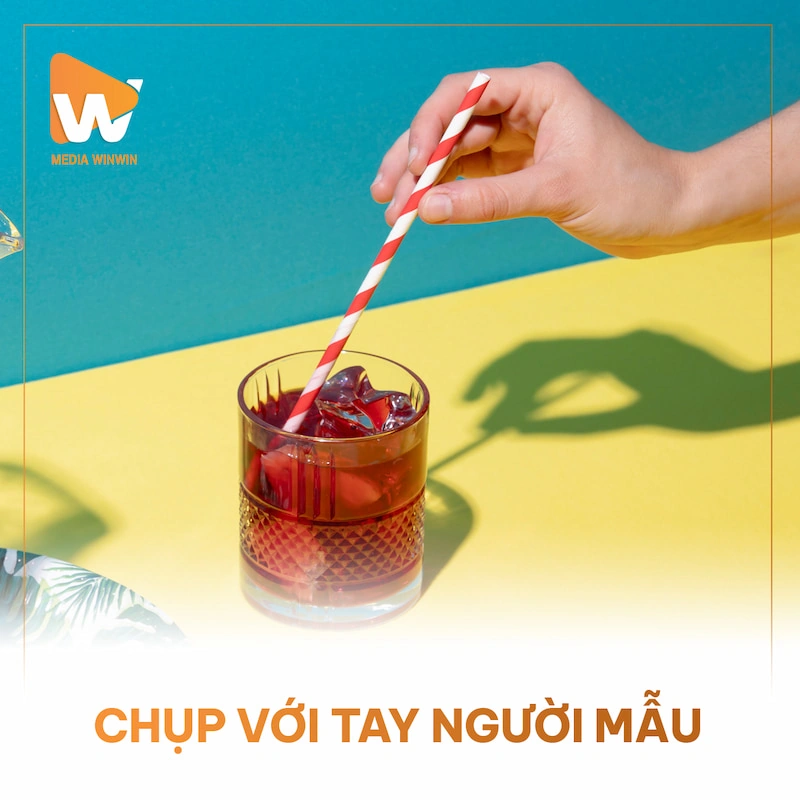 Cách chụp nước uống đẹp không thể thiếu concept chụp với tay người mẫu
