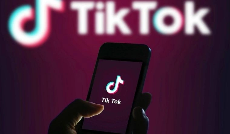 Mở ứng dụng Tik Tok trên điện thoại để bắt đầu
