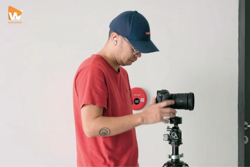  Nhiếp ảnh gia đang set up ánh sáng để chụp ảnh phòng khách sạn đẹp.