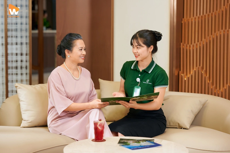 Khách hàng đang thư giãn được nhân viên hỗ trợ nhiệt tình.