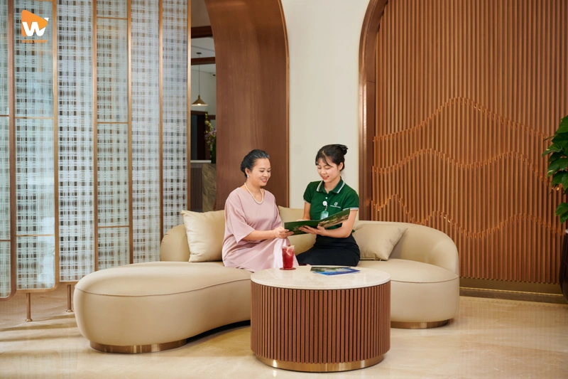 Lễ tân đang tư vấn dịch vụ cho khách hàng tại Phương Đông Asahi. 