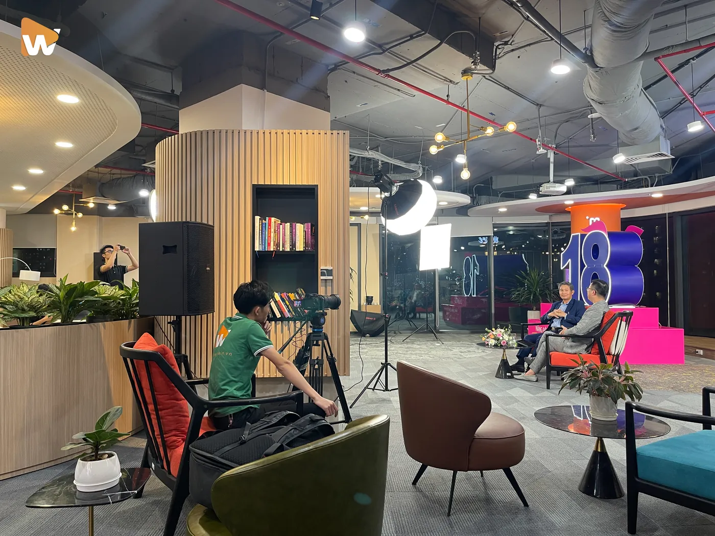 Quay video talkshow việc tương tác với khách mời và khán giả rất quan trọng