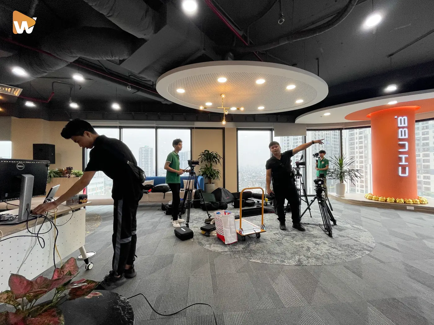 Set up hậu trường studio quay video talkshow tại Media Win Win