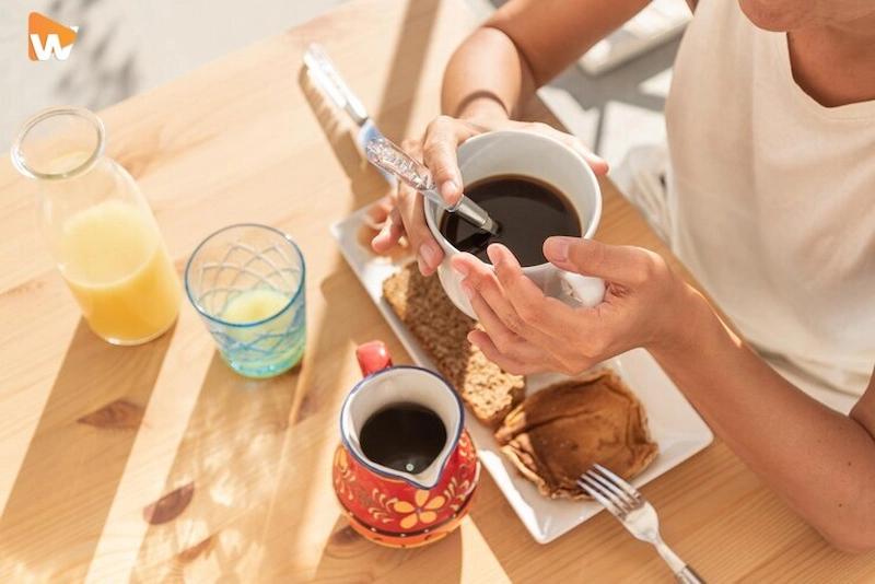 Những ảnh chụp đồ uống có yếu tố tay người còn là một sự sáng tạo về guu thẩm mỹ, setup bố cục khi chụp