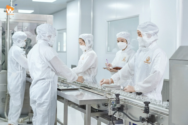 Phòng sản xuất sạch sẽ với máy móc hiện đại, ánh sáng trắng đều, không gian tối giản theo phong cách công nghệ cao