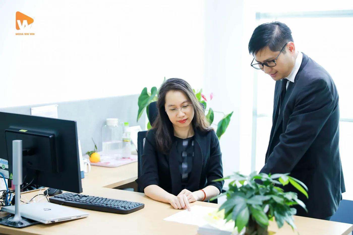 Hình ảnh làm việc giữa các văn phòng, phòng ban của công ty một cách tự nhiên, chân thực nhất thể hiện được công ty có đội ngũ nhân viên chuyên nghiệp.