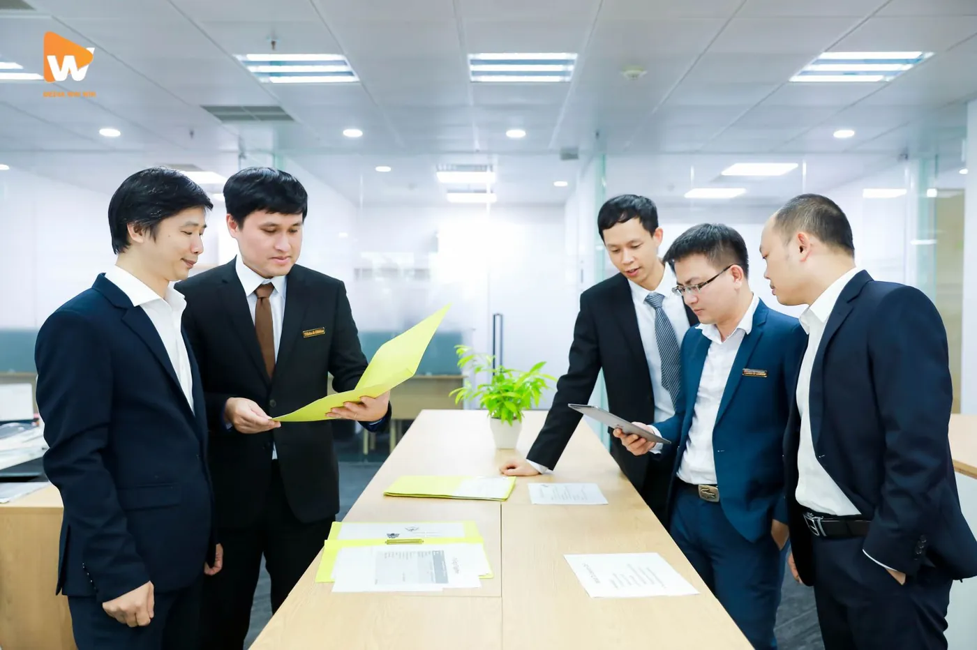 Hình ảnh chụp profile công ty chất lượng giúp khách hàng cảm nhận được sự năng động, chuyên nghiệp của doanh nghiệp