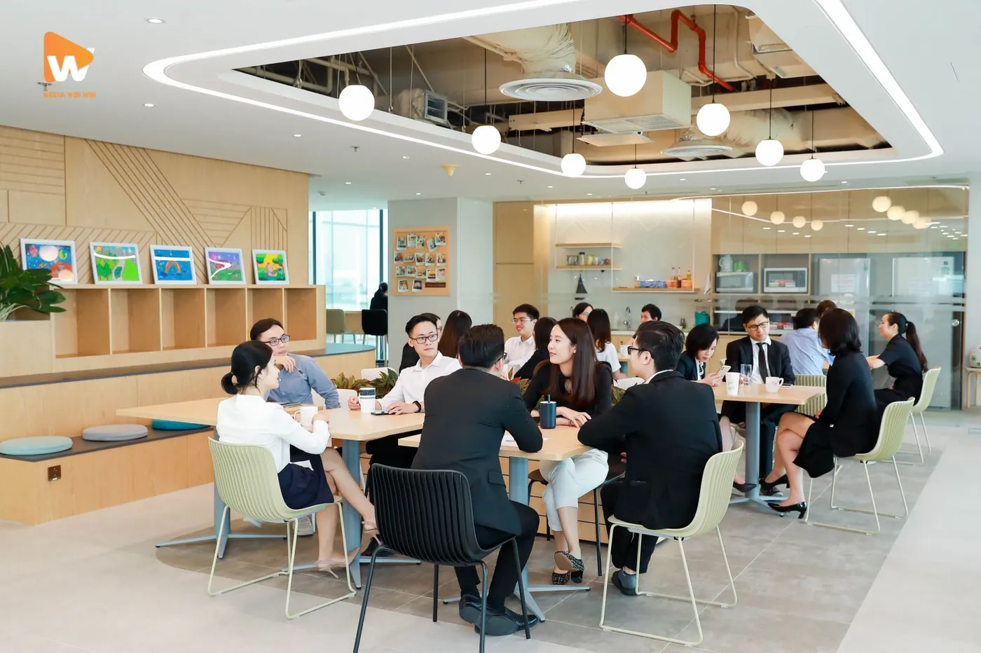 Ảnh chụp hình profile doanh nghiệp ở không gian sinh hoạt chung thể hiện quy mô của doanh nghiệp