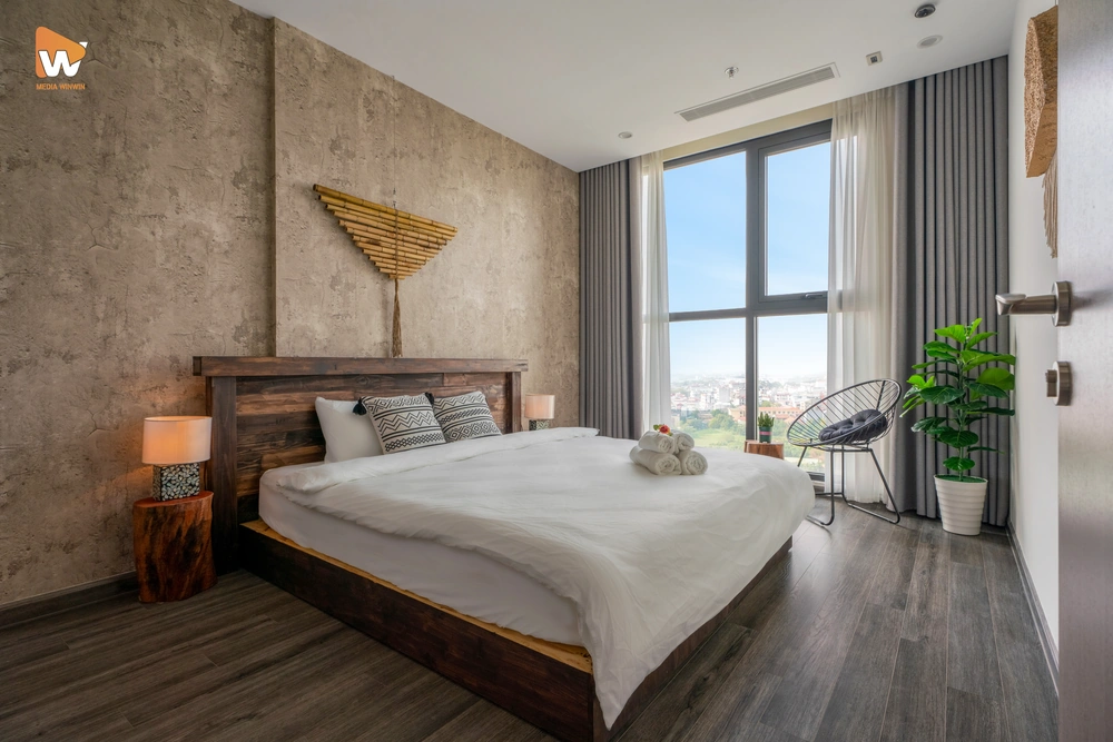 Ảnh chụp phòng ngủ tại The Ocean View Homestay, làm nổi bật không gian nghỉ dưỡng sang trọng và tầm nhìn toàn cảnh ra thành phố.