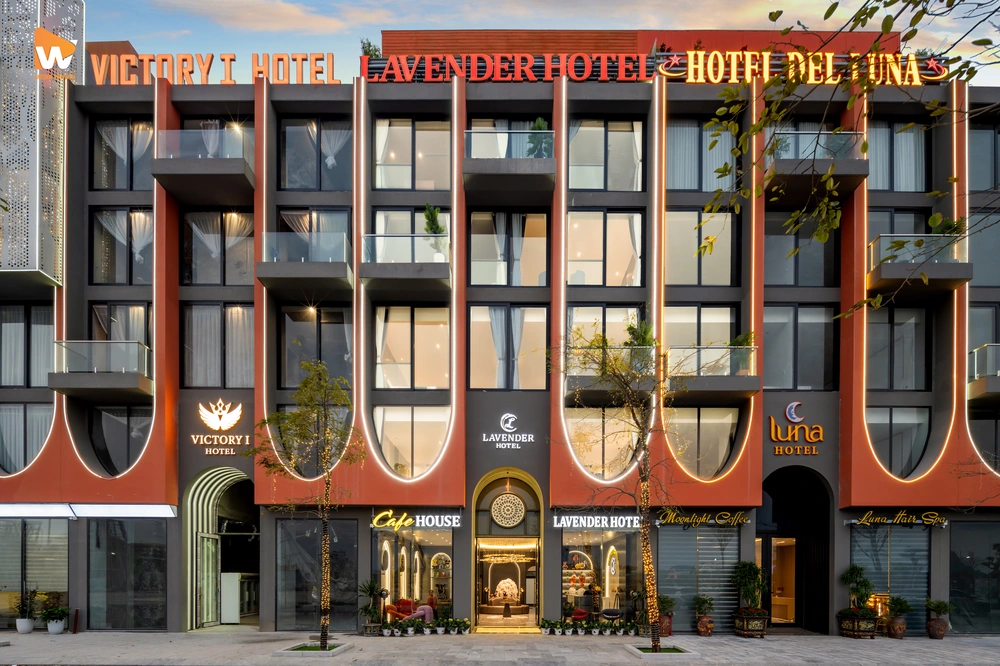 Khung cảnh bên ngoài khi lên đèn của Lavender Hotel - Vân Đồn