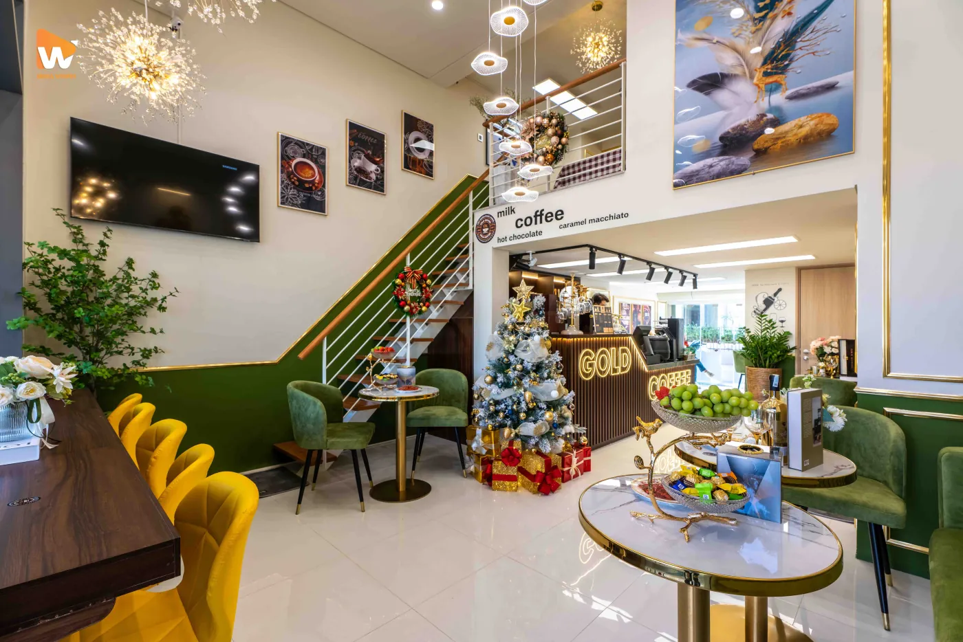 Toàn cảnh không gian quán GOLD COFFEE - thể hiện sự sang trọng, ấm cúng và là một góc chụp ảnh quán cafe lý tưởng.