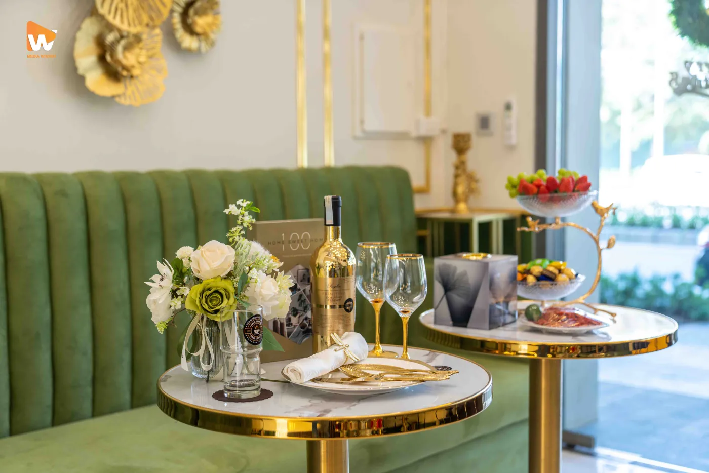Setup đồ decor nội thất quán cafe chụp cận cảnh đẻ làm nổi bật sản phẩm