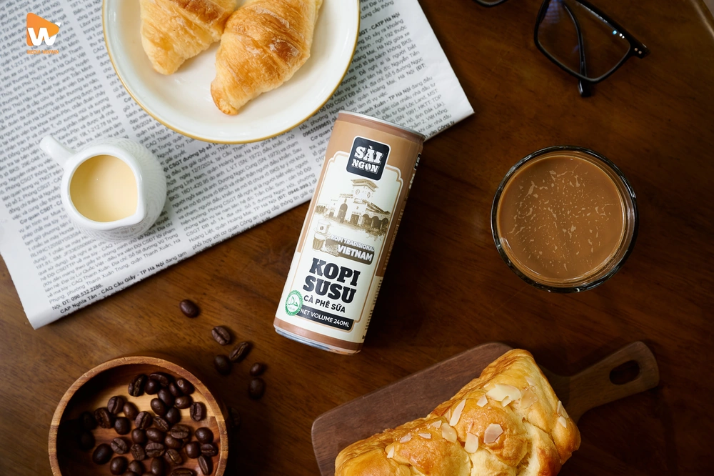 Ảnh chụp quảng cáo sản phẩm Cà phê sữa Saigon Kopi Susu theo phong cách sống