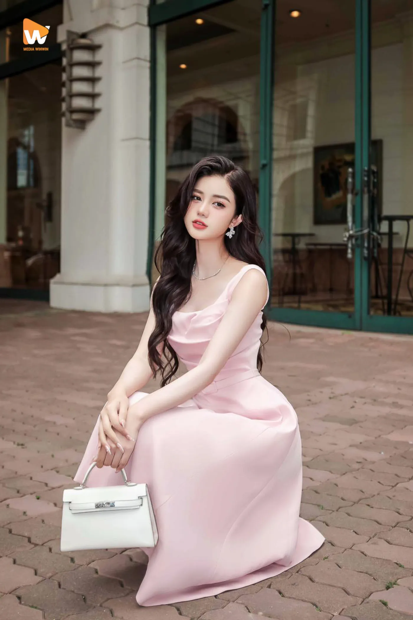 Dịch vụ xử lý hậu kỳ ảnh thời trang hiệu quả của Media WinWin không chỉ tập trung vào kỹ thuật mà còn đảm bảo sự nhất quán về phong cách và chất lượng