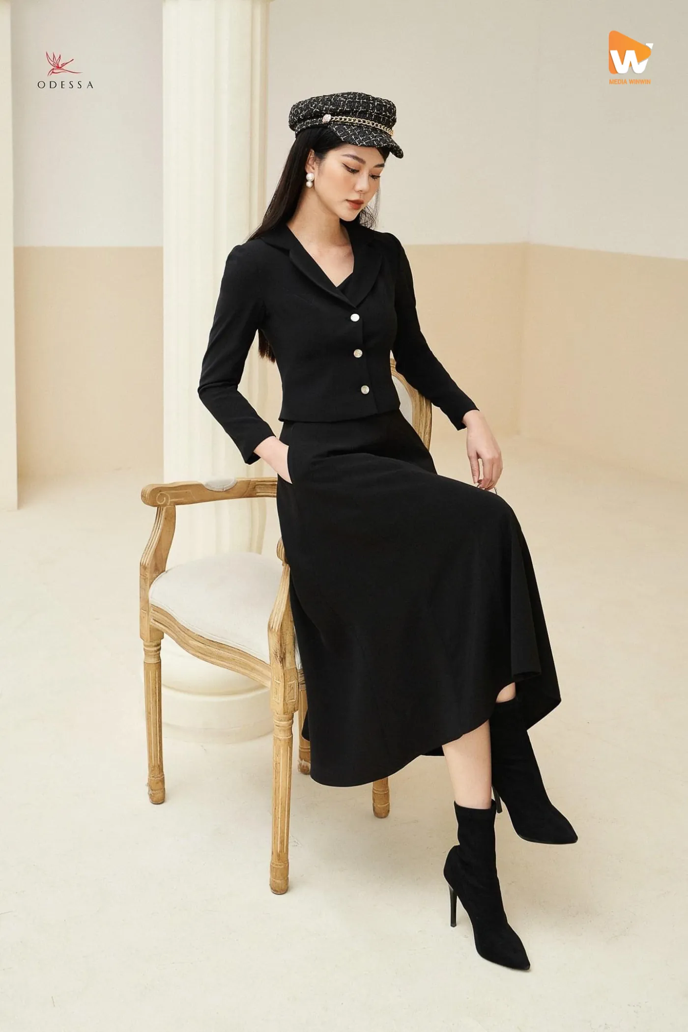 Setup ánh sáng studio chuyên nghiệp với thiết bị hiện đại cho bộ ảnh lookbook hoàn hảo của bạn tại Media WinWin