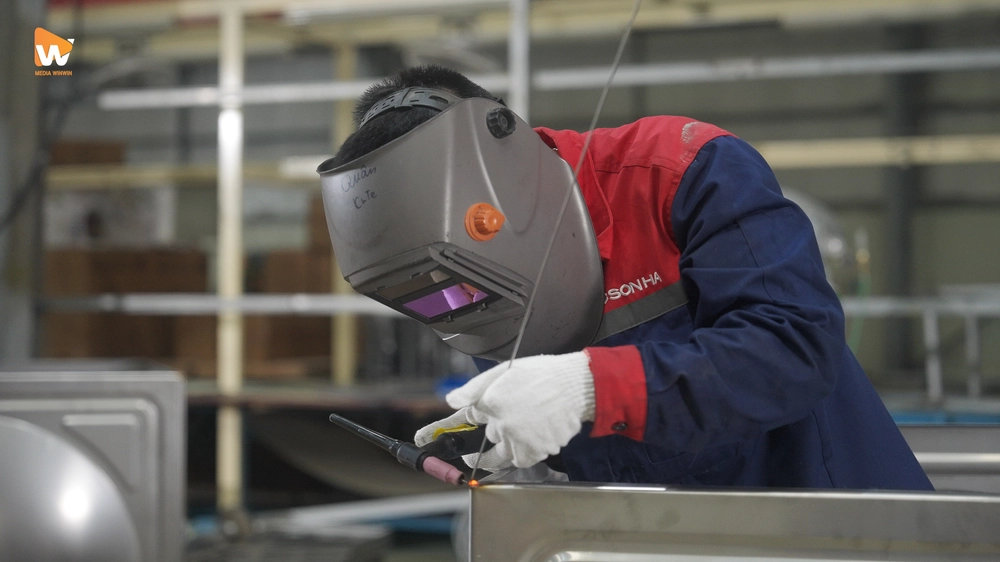 Thực hiện buổi chụp tại nhà máy, với góc chụp công nhân đang thực hiện công việc