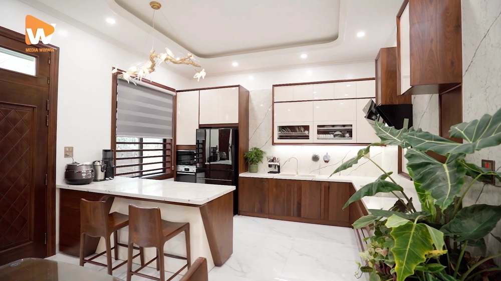 Kết hợp đa dạng góc quay từ toàn cảnh (wide) đến cận cảnh (close-up) giúp video có chiều sâu và kể chuyện hiệu quả hơn