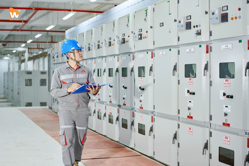 Ảnh nhà máy được bố cục chuyên nghiệp với đường dẫn thị giác rõ ràng, thể hiện sự ngăn nắp và hiện đại