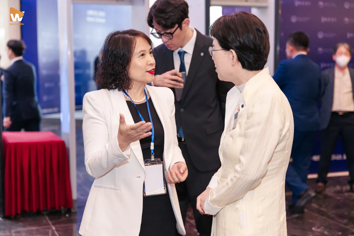 Media WinWin ghi lại khoảnh khắc giao lưu tại sự kiện, chuyên chụp ảnh khách mời VIP, đảm bảo hình ảnh chuyên nghiệp và chỉn chu.