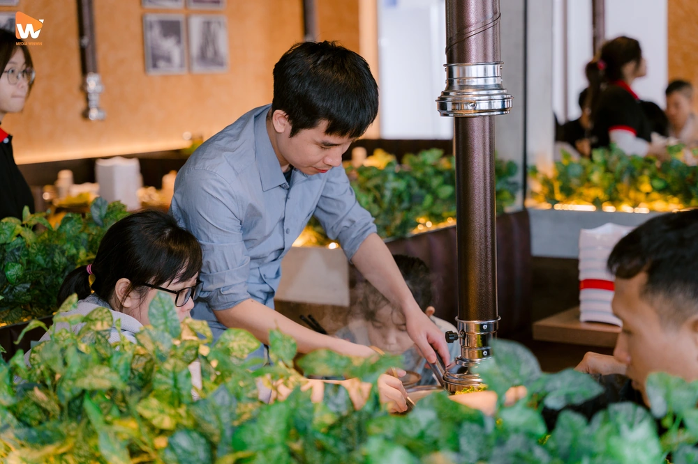 Cánh cửa mở ra, một huyền thoại bắt đầu. Và chúng tôi ở đó để kể lại chương đầu tiên ấy