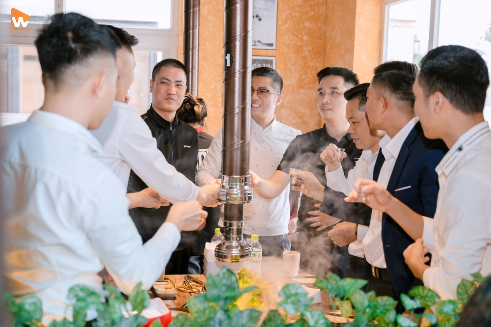 Nâng ly cho khởi đầu mới, cho những mối giao hảo bền chặt