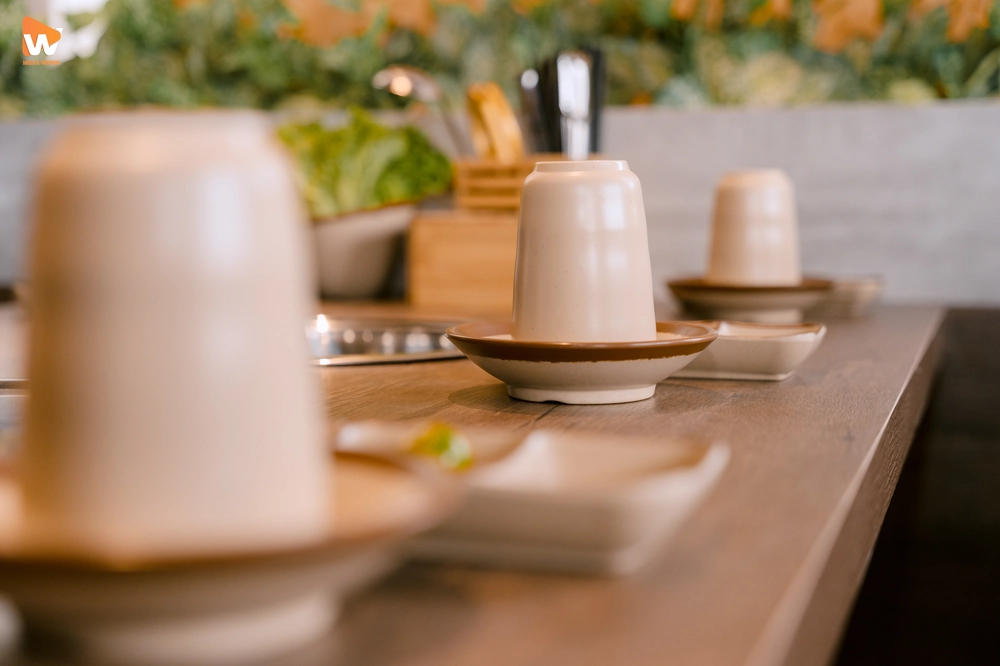 Sự tinh tế nằm ở những chi tiết nhỏ. Chúng tôi tập trung khai thác những góc decor độc đáo để kể câu chuyện thương hiệu và gu thẩm mỹ của bạn