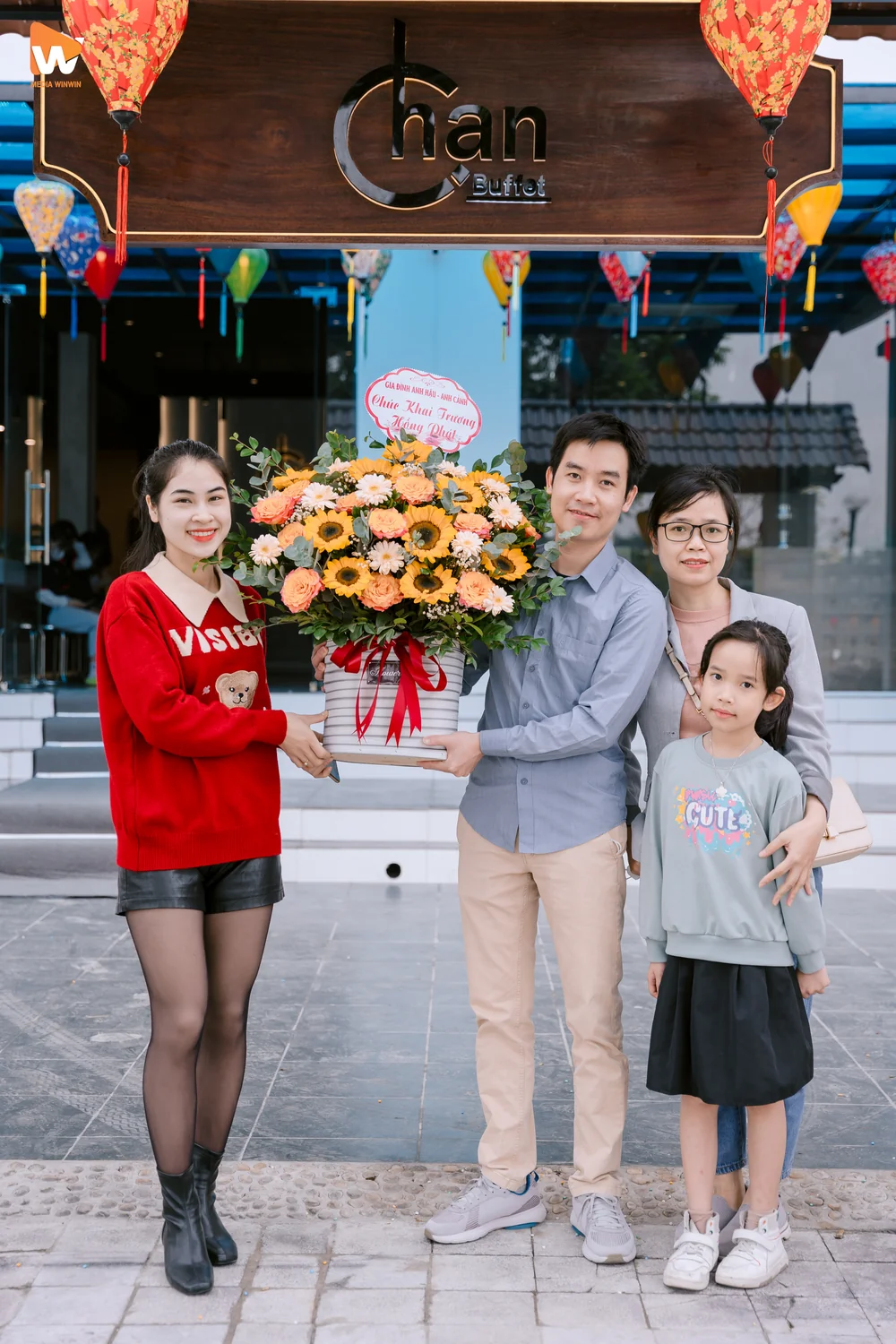 Ghi lại trọn vẹn không khí sôi động của sự kiện khai trương. Ekip chuyên nghiệp xử lý tốt mọi điều kiện ánh sáng và không gian phức tạp.