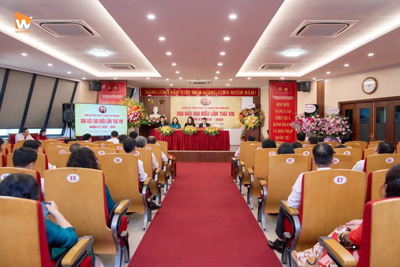 Nhiếp ảnh gia Media WinWin trong khoảnh khắc quan trọng tại sự kiện Đại hội đại biểu VINAFOOD1 