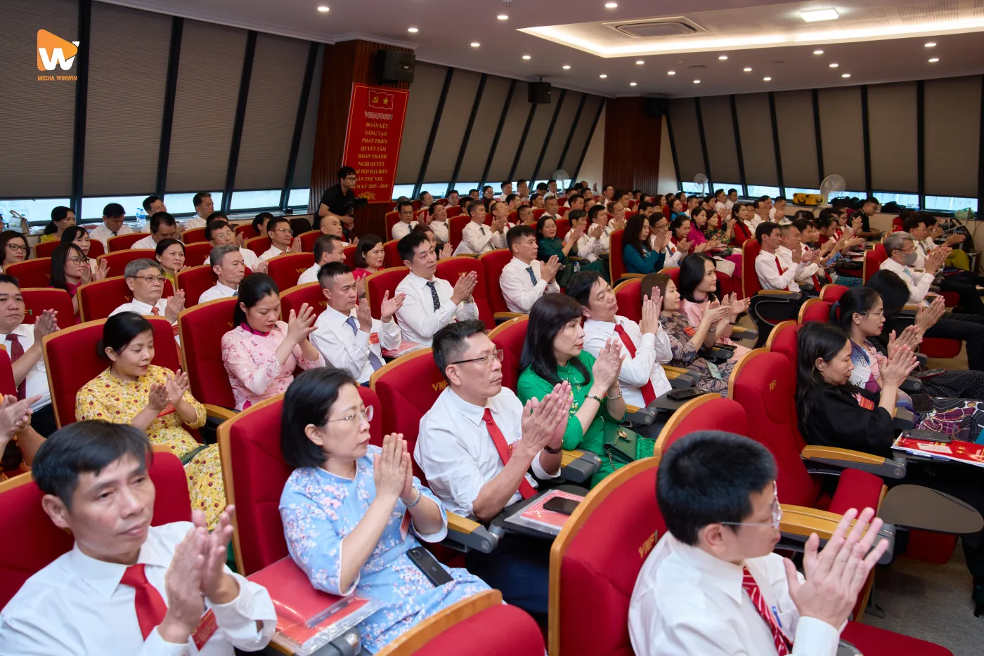 Không khí trang trọng và chuyên nghiệp tại Đại hội. Sự tập trung của mỗi đại biểu thể hiện niềm tin vào một nhiệm kỳ mới thành công rực rỡ.