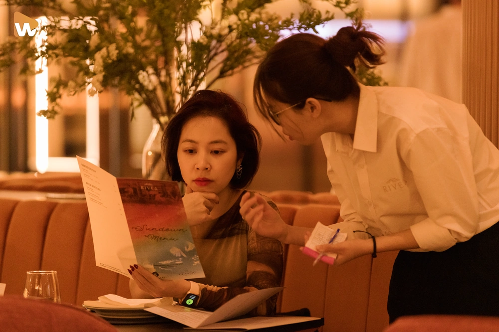 Bắt trọn khoảnh khắc làm việc đầy đam mê. Hình ảnh con người và sự tận tâm luôn tạo ra sự kết nối cảm xúc mạnh mẽ với khách hàng
