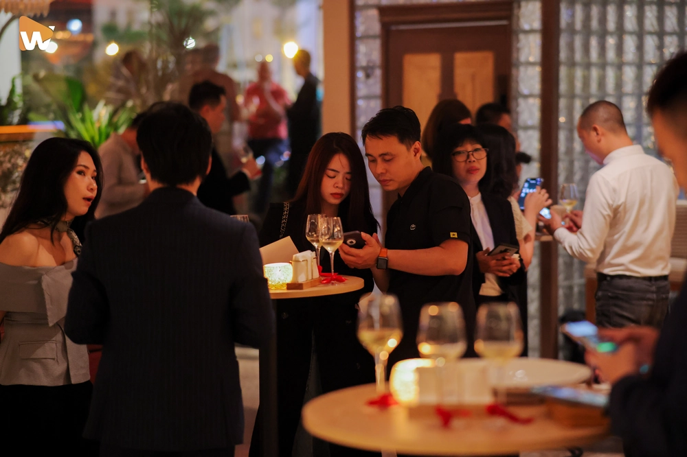 Không gian ấm cúng, những cuộc trò chuyện rôm rả. Toàn cảnh một đêm khai trương thành công rực rỡ của RIVEA