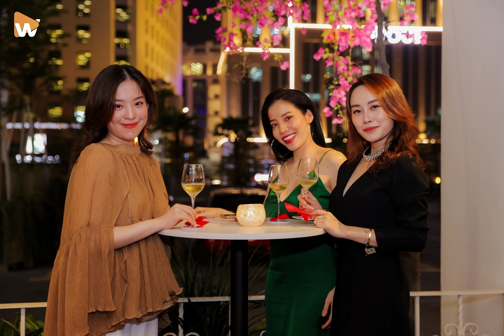 Nâng ly cho những khởi đầu mới. Đội ngũ Media WinWin luôn ở đây để đảm bảo mọi khoảnh khắc đáng nhớ của bạn được lưu giữ trọn vẹn