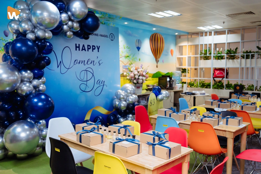 Không gian workshop 8/3 ấm cúng tại văn phòng công ty SAVE với decorations bóng bay vô cùng nhẹ nhàng, tinh tế