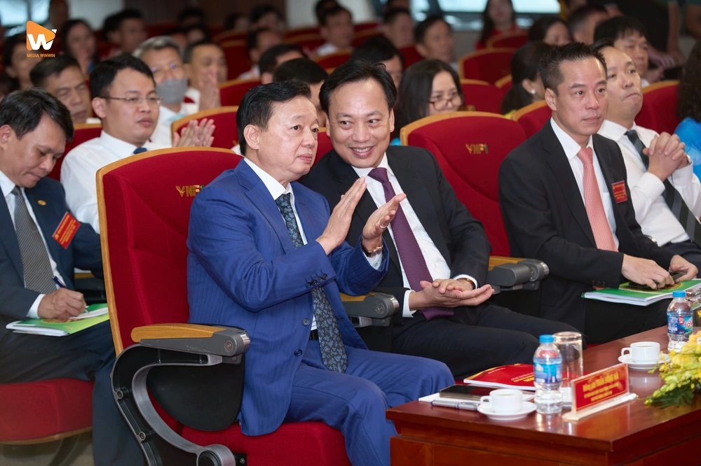 Quy trình làm việc chuyên nghiệp bắt đầu từ khâu tư vấn. Chúng tôi lắng nghe mục tiêu của bạn để xây dựng giải pháp quay phim hiệu quả nhất.