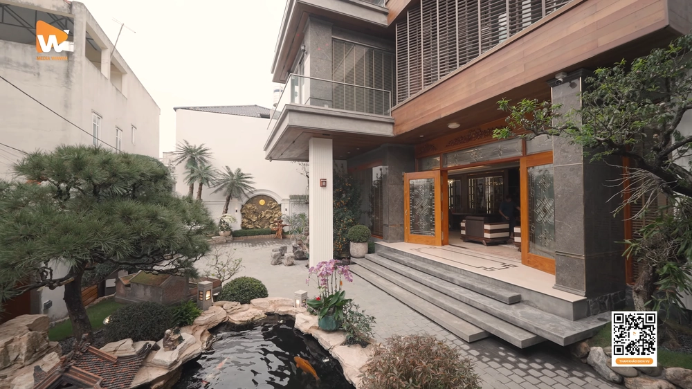 Cảnh quay flycam bắt trọn Villa Đông Anh từ góc nhìn trên cao với không gian sân vườn và kiến trúc hiện đại
