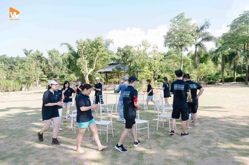Hệ thống 2 camera hoạt động song song giúp bắt trọn cả bối cảnh rộng lớn và những khoảnh khắc cảm xúc chân thật nhất của từng thành viên