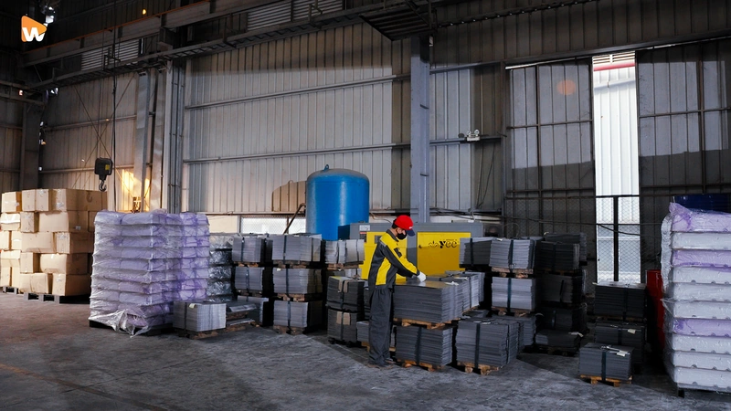 Quy mô và bối cảnh của nhà máy - xưởng khác so với studio