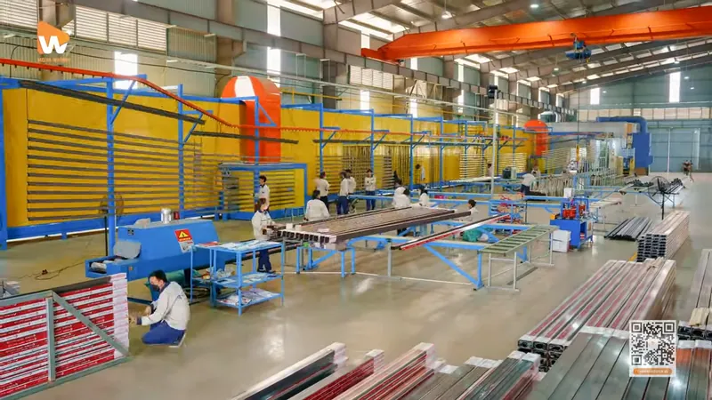 Nhà máy nhôm Rolan với dây chuyền sản xuất hiện đại, thể hiện công nghệ tiên tiến và quy mô lớn