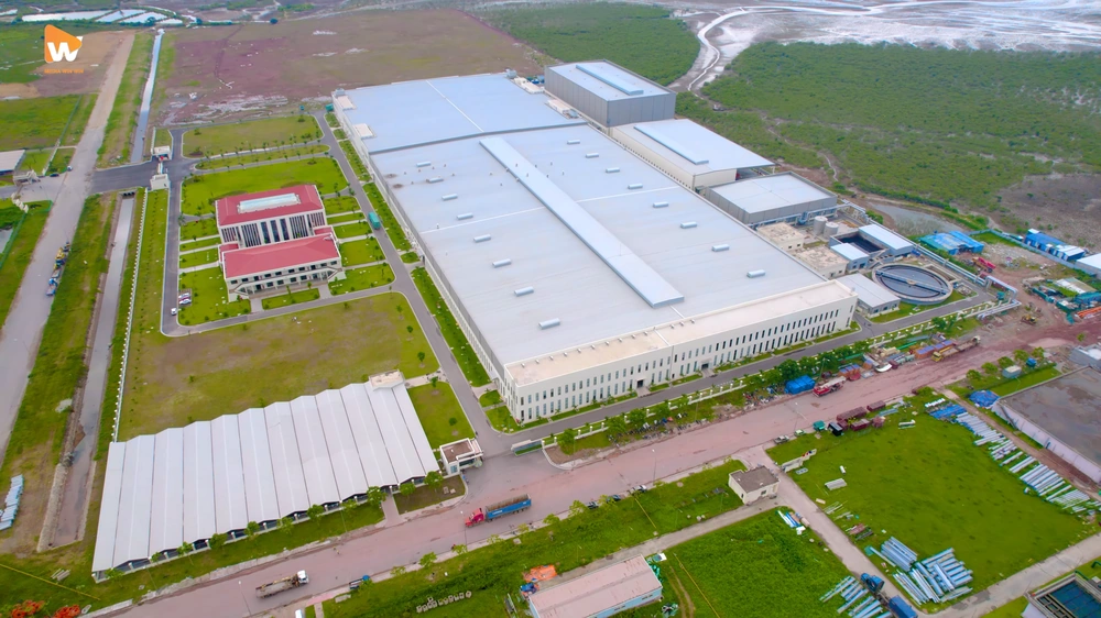 Flycam chuyên nghiệp ghi lại góc nhìn toàn cảnh ấn tượng, thể hiện rõ quy mô và tầm vóc của doanh nghiệp sản xuất