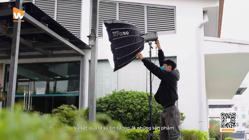 Hệ thống đèn chiếu sáng chuyên nghiệp đang được setup trong nhà xưởng